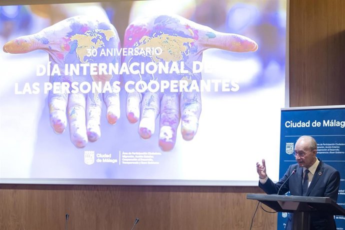 El alcalde de Málaga, Francisco de la Torre, participa en el acto con motivo de los 30 años de compromiso con la cooperación internacional del Ayuntamiento.