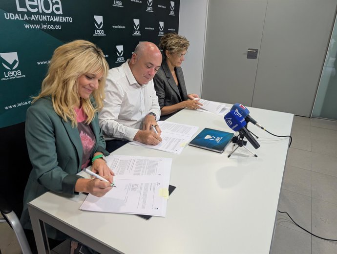 El alcalde de Leioa, Iban Rodríguez, y la vicerrectora del Campus de Bizkaia y Comunicación, Estitxu Garai, firman el acuerdo.
