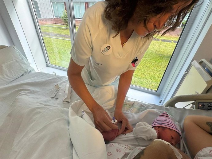 El Sergas inmuniza en los hospitales a los primeros bebés de la campaña frente al virus respiratorio sincitial