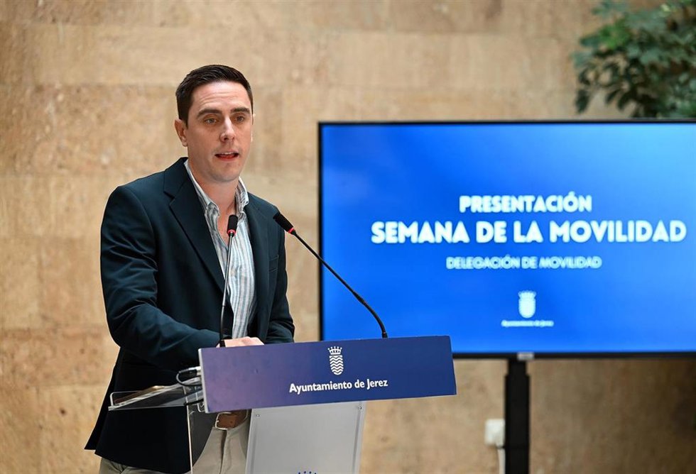 Archivo - El teniente de alcaldesa de Servicios Públicos en el Ayuntamiento de Jerez de la Frontera (Cádiz), Jaime Espinar, en rueda de prensa. ARCHIVO.