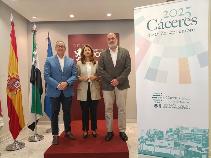 El el primer teniente alcalde de Cáceres, Emilio Borrega; el presidente de la SNE, Paulo Domingues, y la presidenta del Comité Organizador de la Reunión Anual, Rosalía Tena