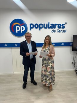 El presidente provincial del PP de Teruel, Joaquín Juste y la secretaria general del PP de Teruel, Yolanda Sevilla, este lunes en la rueda de prensa en la que han dado a conocer dos mociones que van a llevar al pleno de la DPT.