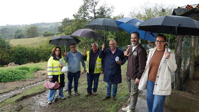 Isabel Fernández, De La Empresa Adjudicataria; El Concejal, Benito Fernández, De La Empresa Adjudicataria; Juan Carlos Álvarez, Ingeniero Municipal; El Alcalde Y Leire Gabilondo, Ingeniera Municipal.