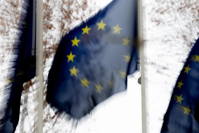 Archivo - Arquivo - Uma bandeira da União Europeia em 3 de janeiro de 2024 em Madri, Espanha. A bandeira da União Europeia é composta por 12 estrelas amarelas dispostas em um círculo sobre um fundo azul. As estrelas representam os ideais de solidariedade 