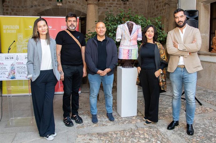 Presentación de la feria de moda sostenible Resotex de la Diputación de Cáceres
