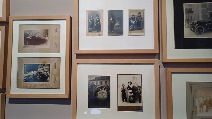 Exposición 'Gijón/Xixón. Epicentro. Fotografía (1858-1992)', que se exhibe en el Palacio de Revillagigedo, en Gijón.