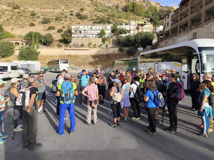 Senderistas de Almuñécar en Güéjar Sierra (Granada)
