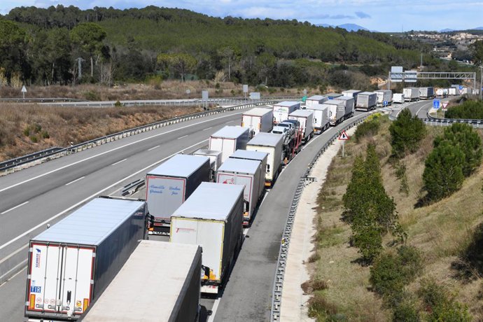 Archivo - Colas de camiones como consecuencia de los cortes de carreteras realizados por los agricultores, en la NII, dirección Norte, a la altura de Vilademúls, a 27 de febrero de 2024, en Vilademúls, Girona, Catalunya (España). Los agricultores catalane