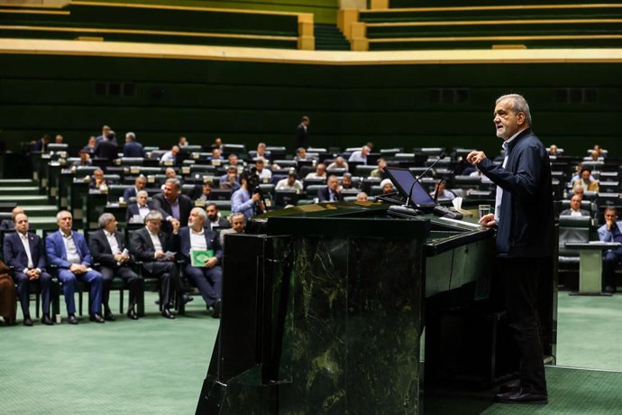 13 de setembro de 2025, Irã, Teerã: O presidente do Irã, Masoud Pezeshkian, fala durante uma sessão fechada do Parlamento. Foto: Icana/ZUMA Press Wire/dpa