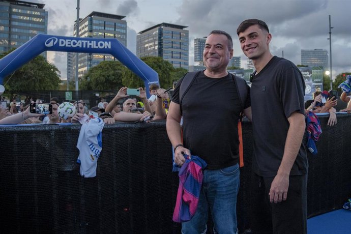 Pedri González posa con un aficionado durante 'La Fiesta del Fútbol' organizada por 'Decathlon' en Barcelona