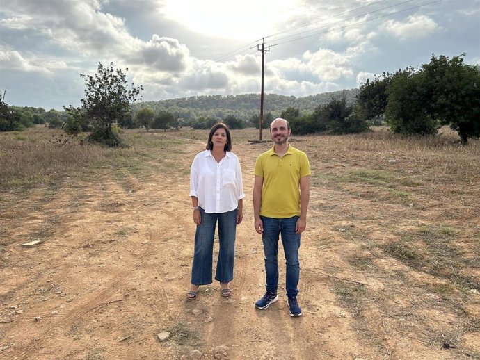 La portavoz del PSIB de Calvià, Nati Francés, y el diputado del PSIB Carles Bona.