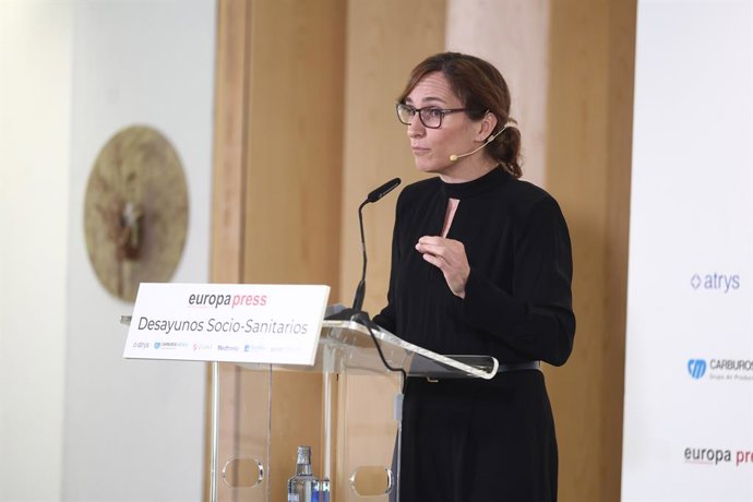 A Ministra da Saúde, Mónica García, durante um Café da Manhã Sócio-Sanitário organizado pela Europa Press, no Hotel Hyatt Regency Hesperia Madrid, em 22 de setembro de 2025, em Madri (Espanha).