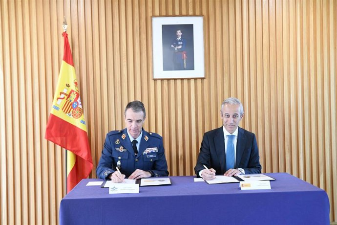 El General Jefe del Mando del Espacio, Isaac Manuel Crepo Zaragoza, y el subsecretario del Ministerio de Transportes y Movilidad Sostenible, Rafael Guerra Posadas