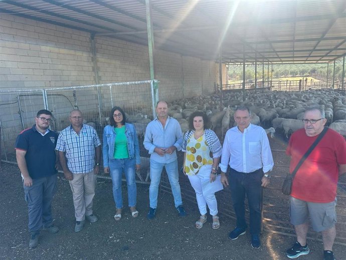 Santiago (2º dcha.) durante la visita a la explotación ganadera de Montalbán.