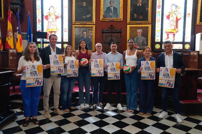 Representantes del JS Hotels Cide y del Ayuntamiento de Palma en la presentación del Trofeu Ciutat de Palma de Voleibol Femenino 2025.