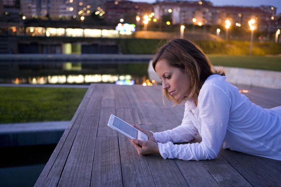 Archivo - Mujer con e-book