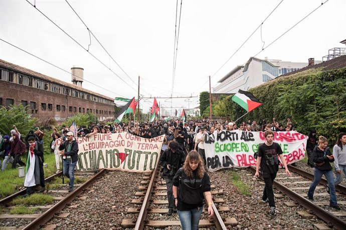 22 September 2025, Italy, Turin: Protesters hold Palestinian flags and a banner during a nationwide strike to protest against the war in Gaza, in Turin. Photo: Marco Alpozzi/LaPresse via ZUMA Press/dpa