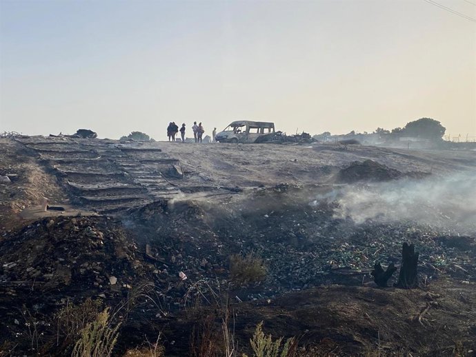 Incendio en el asentamiento de San Jorge en Palos de la Frontera (Huelva) .