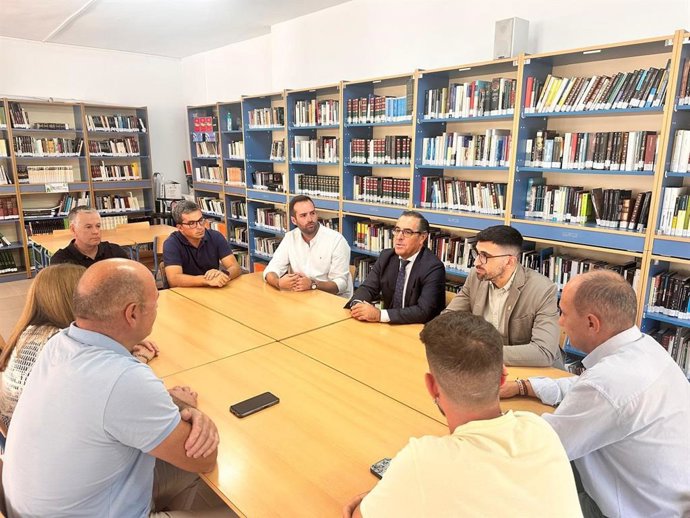 El delegado territorial de Desarrollo Educativo, Miguel Briones, durante su visita a Campillos, acompañado por el alcalde del municipio, Daniel Gómez, y los directores del CEIP Manzano Jiménez, Lucía Romero, y del IES Camilo José Cela, Antonio Romero.