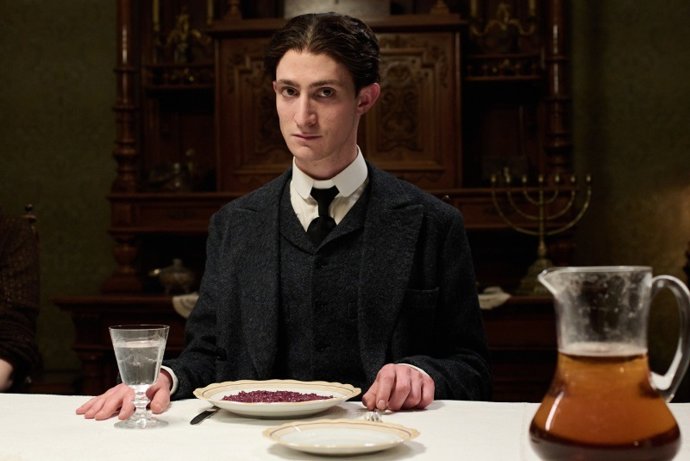 El actor Idan Weiss se mete en la piel de Franz Kafka.