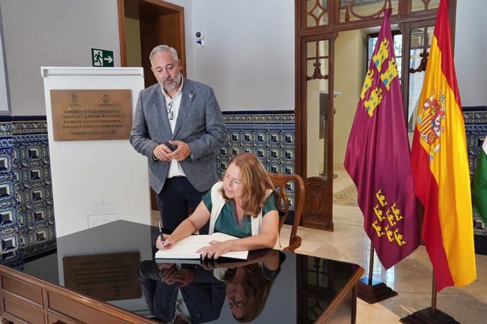 La presidenta de la Asamblea Regional, Visitación Martínez, visita la Casa Ayuntamiento de Santomera