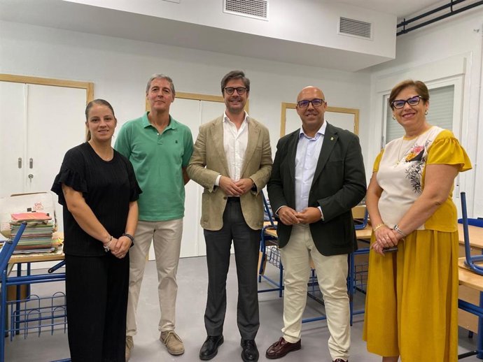 Diego Copé (centro), durante su visita a centros educativos de Rute.
