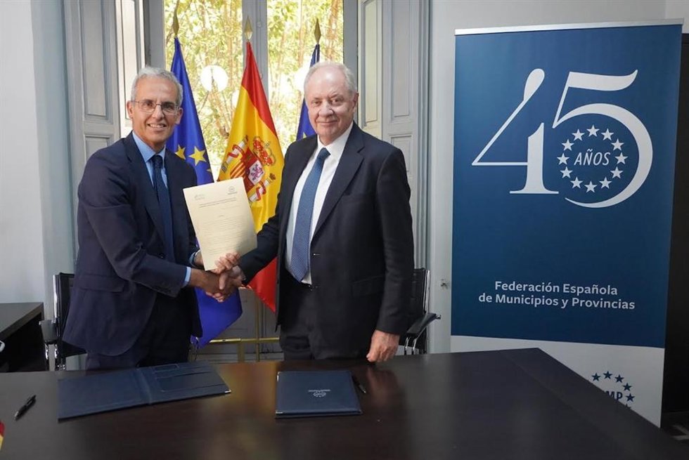 El secretario general de la Femp y el presidente de la Fundación Mémora han firmado el convenio que hará posible el despliegue del distintivo.