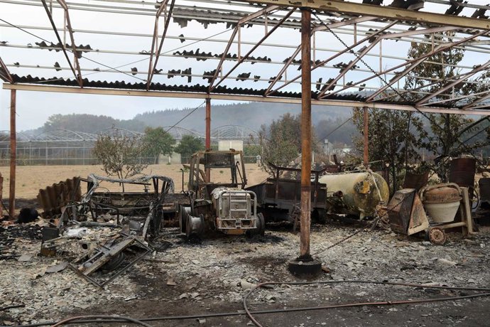 Zonas calcinadas por el incendio de Pontón durante la realización de labores de extinción del incendio de Pantón, a 22 de septiembre de 2025, en Pantón, Lugo (España). El incendio declarado el pasado jueves en el municipio lucense de Pantón sigue activo, 