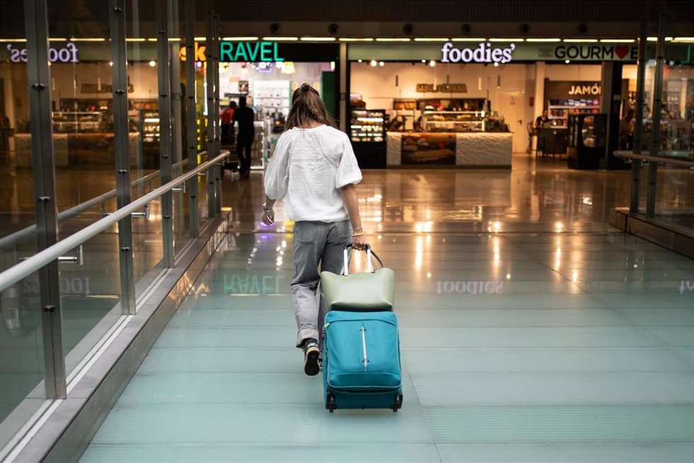 Una viajera en una terminal de aeropuerto.