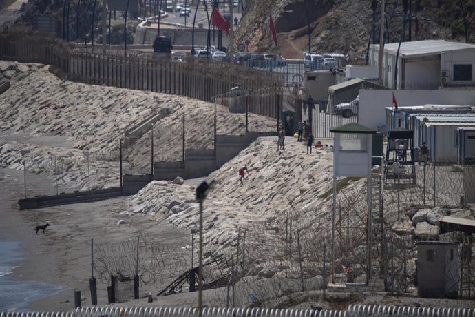 Archivo - Una persona migrante consigue cruzar a Ceuta, 27 de julio de 2025, en Ceuta (España). 