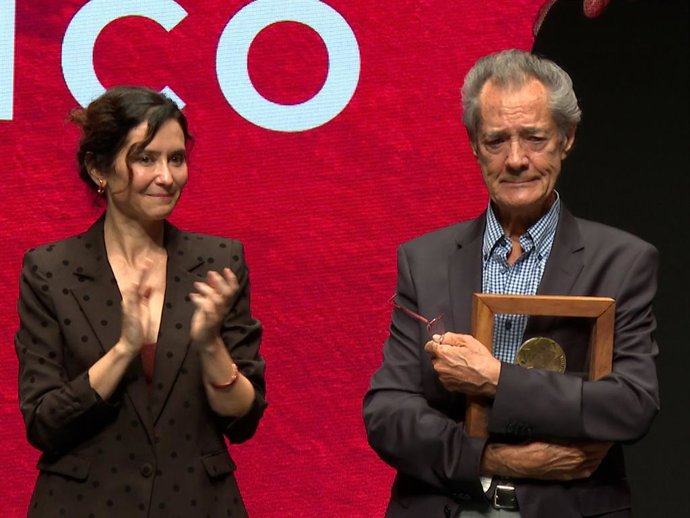 Ramón Arcusa, entre lágrimas, recibe de Isabel Díaz Ayuso la Medalla de Cultura