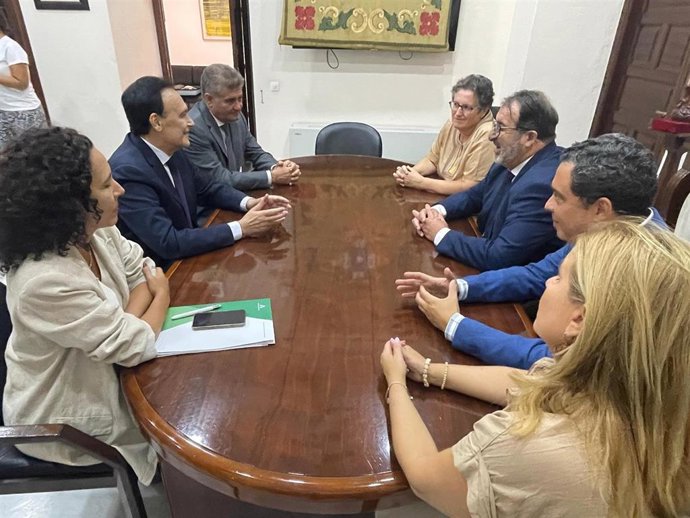 Reunión del consejero José Carlos Gómez Villamandos con el alcalde de Carmona, Juan Ávila.