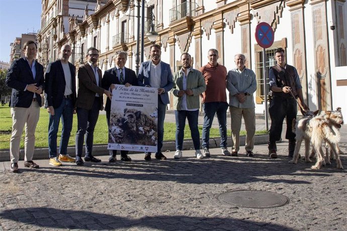 El presidente de la Diputación, Salvador Fuentes (4º izda.), junto a Romero (3º izda.) en la presentación de la V Feria de la Montería de Obejo.