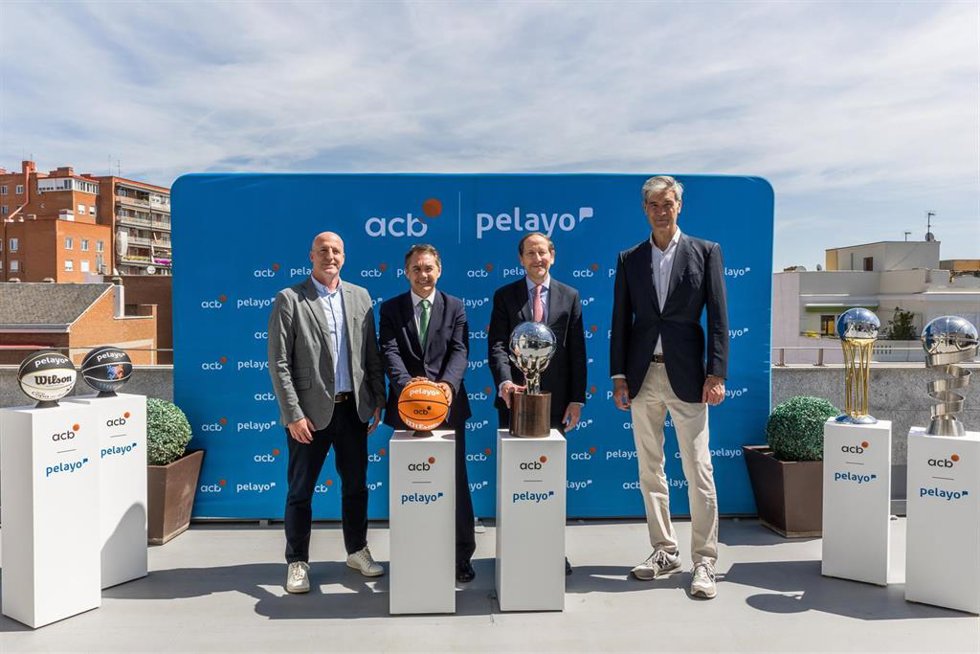 Foto de familia tras la firma del acuerdo entre la acb y la aseguradora 'Pelayo'