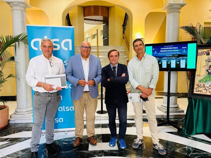 El alcalde de Vélez-Málaga, Jesús Lupiáñez, junto al concejal de Transportes y Movilidad de Vélez-Málaga, Celestino Rivas, y al director de ALSA Zona Mediterránea, Valeriano Díaz Revilla.