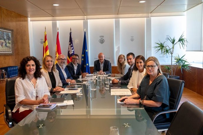 La consellera Sandra Fernández (i), con autoridades de Ibiza.