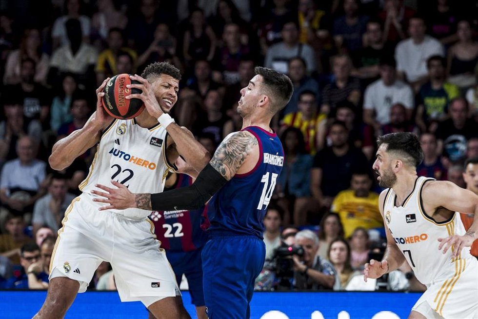 Archivo - Los jugadores de Real Madrid y Bara, Edy Tavares y Willy Hernangómez.