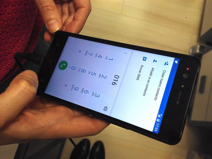 Archivo - Llamada desde un teléfono al 016.