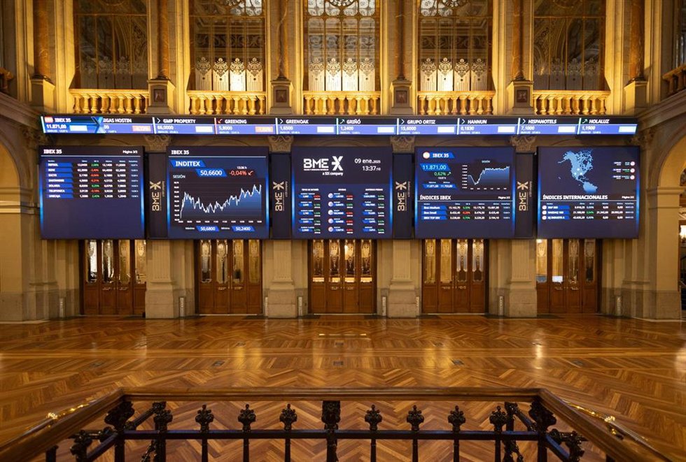 Archivo - Paneles del Ibex, en el Palacio de la Bolsa de Madrid, a 9 de enero de 2024, en Madrid (España).