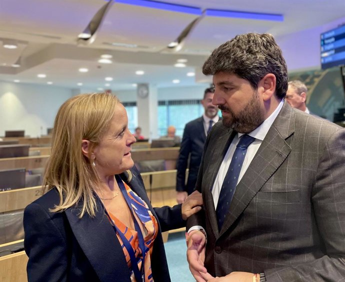 La consejera de Presidencia de Cantabria, Isabel Urrutia, con el presidente de Murcia, Fernando López Miras