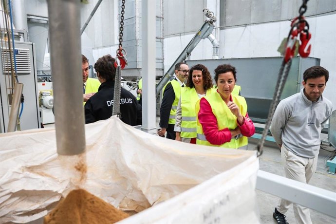 La consellera de Economía y Finanzas de la Generalitat, Alícia Romero, durante una visita al primer centro de Dapibus en Abrera (Barcelona).
