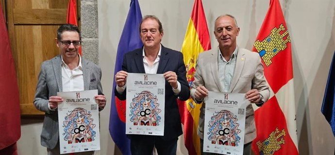 El concejal de Cultura del Ayuntamiento de Ávila, Ángel Sánchez; el director del festival, Gerardo de la Fuente; y el diputado de Cultura de la Diputación de Ávila, Javier González, han presentado la nueva edición del Festival de Cortometrajes.