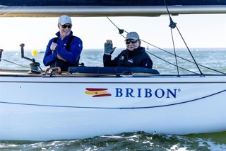 El 'Bribon', del Real Club Náutico de Sanxenxo (Pontevedra) y patroneado por el Rey Juan Carlos I, durante la regata de entrenamiento del Mundial de 6 Metros
