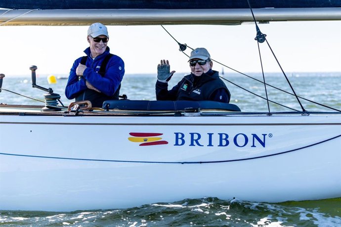 El 'Bribon', del Real Club Náutico de Sanxenxo (Pontevedra) y patroneado por el Rey Juan Carlos I, durante la regata de entrenamiento del Mundial de 6 Metros