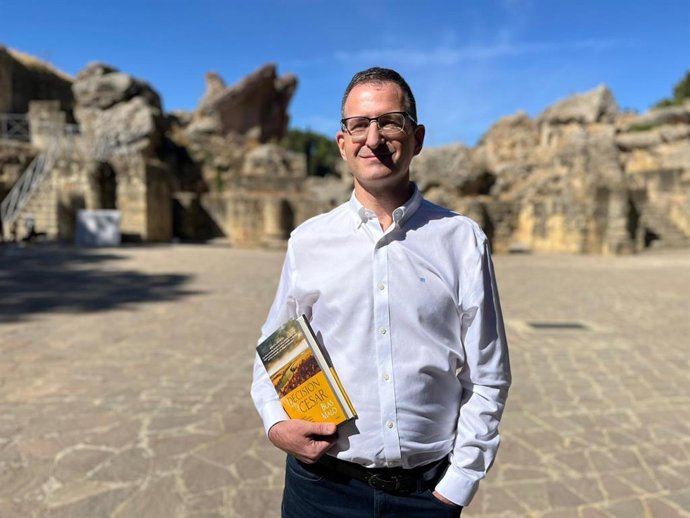 El autor Blas Malo presenta 'La decisión del César' en Itálica (Sevilla).