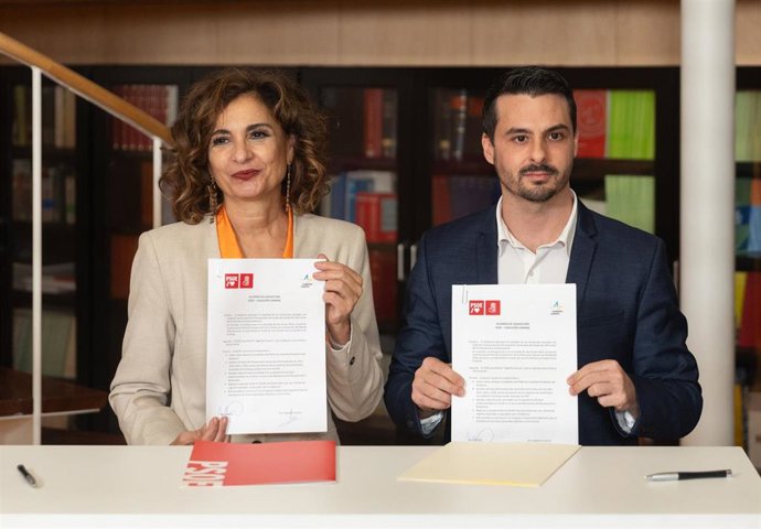 Archivo - La ministra de Hacienda en funciones y vicesecretaria general del PSOE, María Jesús Montero, y el secretario de Organización de Coalición Canaria, David Toledo, firman el acuerdo de investidura de Pedro Sánchez y que incluye la 'Agenda Canaria'