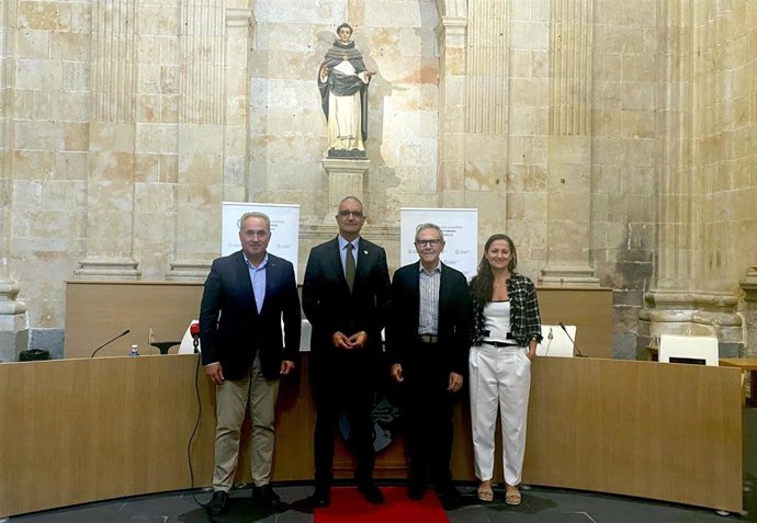 De izquierda a derecha: el presidente de la Aecc en Salamanca, Ángel Losada; el director del CIC, Xosé Bustelo; el presidente nacional de la Aecc, Ramón Reyes y la investigadora Sandra Blanco.