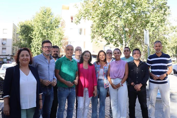 Crespín (centro), entre Hurtado y Ambrosio, junto a otros cargos públicos y orgánicos del PSOE cordobés, en el barrio de Valdeolleros.
