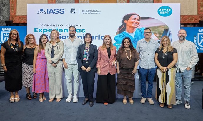 La consejera de Acción Social del Cabildo de Tenerife,. Águeda Fumero (c), en la presentación del congreso de experiencias sociosanitarias