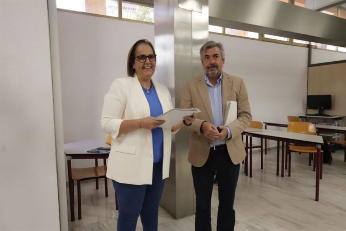 El portavoz del gobierno del Ayuntamiento de Córdoba, Miguel Ángel Torrico, y la delegada de Hacienda, Blanca Torrent.